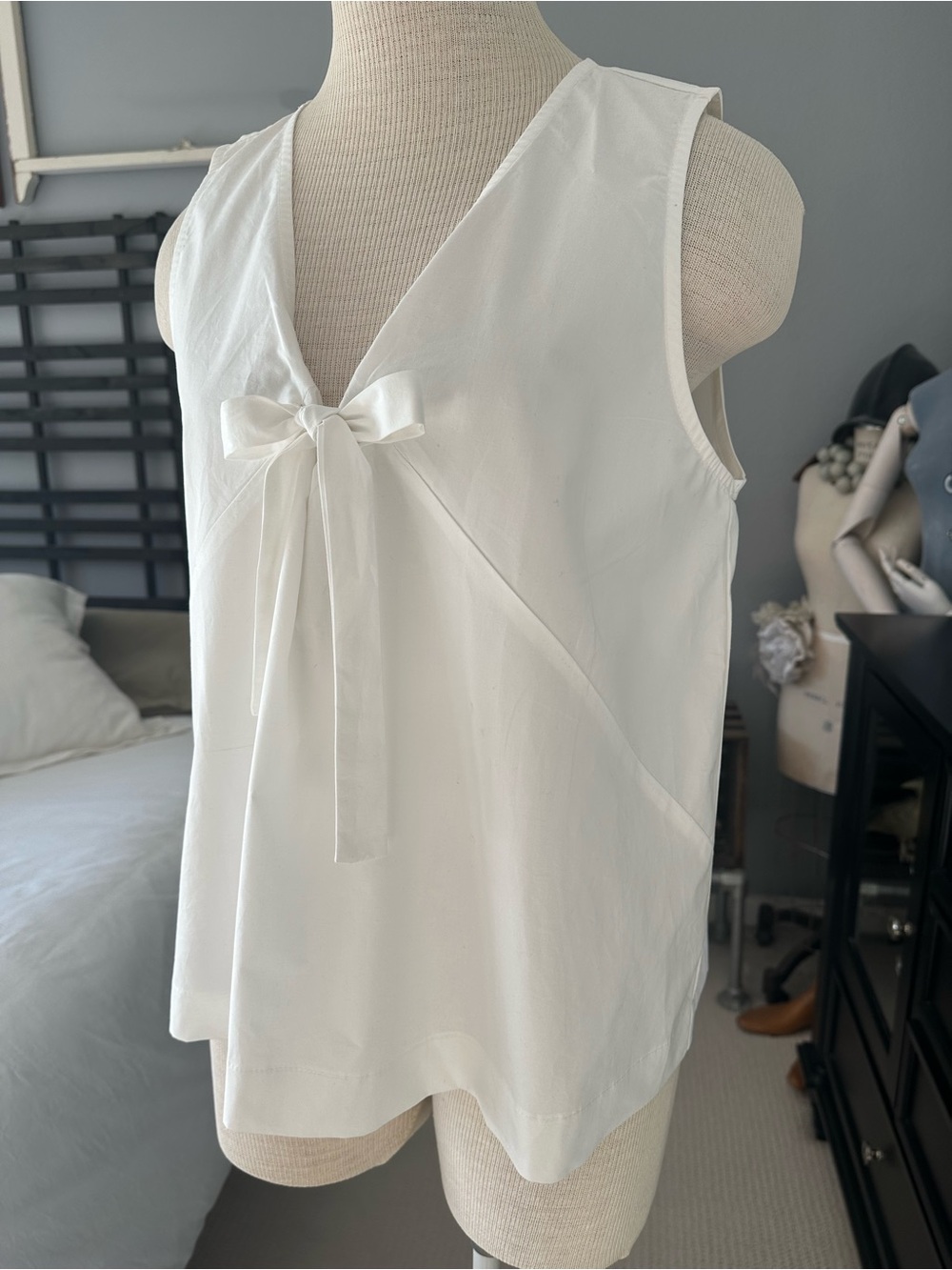All:Row white top with V-neck and bow, size large - Picture 4 of 12